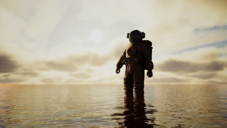 Astronauta-En-El-Mar-Bajo-Las-Nubes-Al-Atardecer